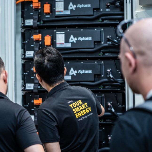 AccuProfs-Werkwijze Monteurs aan het controleren of alles goed werkt